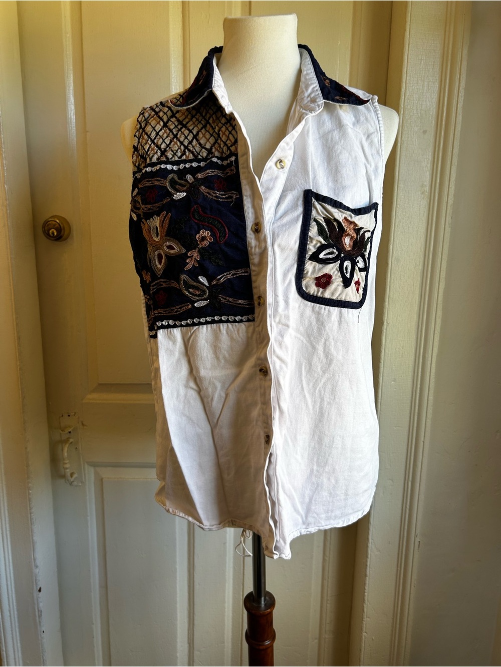 Tantrums White Sleeveless Button-Down Top Navy Embroidered Panels Cotton Medium